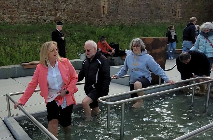 Trotz der frischen Temperaturen probierten Bürgermeisterin Sabine Preiser-Marian (l.) und zahlreiche Kneipp-Freunde das neue Tretbecken aus.