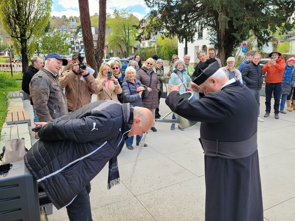"Pfarrer Kneipp" alias Günter Puhe (r.) verabreichte unter anderem Achim Bädorf, Vorsitzender des Verbandes Deutscher Kneippheilbäder und Kneippkurorte, eine Gesichtsanwendung.