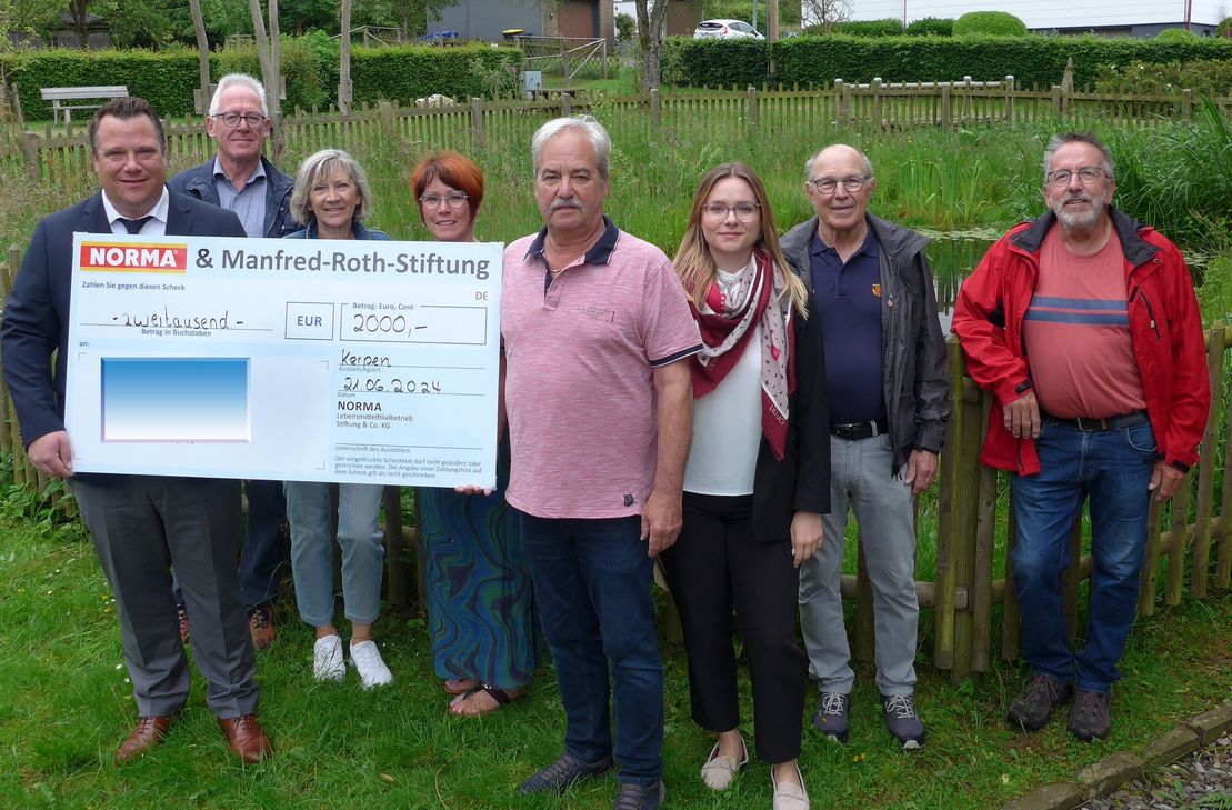 Der Förderverein Golddorf Höfen e.V. wird die Spende zur Verbesserung der Wege im Park nutzen. Links Verkaufsleiter Martin Wirtz, Zweite von rechts Bereichsleiterin Francesca Costa.