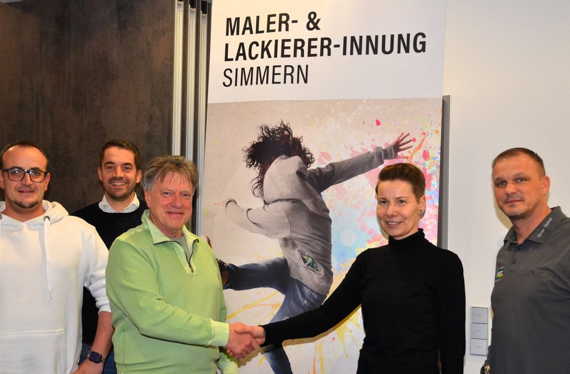 Einstimmig wurde Monika Oberst als Nachfolger von Christof Link (Mitte) zur Obermeisterin der Maler- und Lackiererinnung Simmern gewählt. Kreishandwerksmeister Simon Henkel (rechts), der neue stellvertretender Innungsobermeister Daniel Schneider (von links) und KHS-Hauptgeschäftsführer Martin Partenheimer gratulierten und freuen sich auf erfolgreiche Zusammenarbeit.