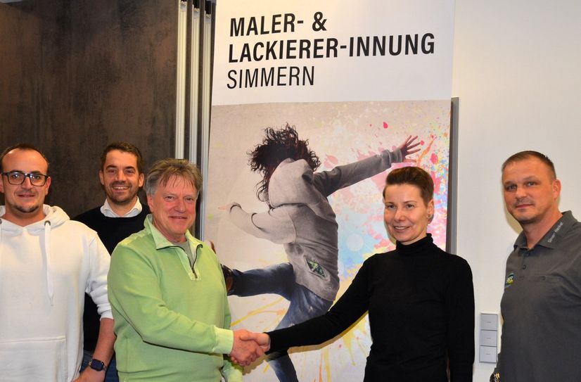 Einstimmig wurde Monika Oberst als Nachfolger von Christof Link (Mitte) zur Obermeisterin der Maler- und Lackiererinnung Simmern gewählt. Kreishandwerksmeister Simon Henkel (rechts), der neue stellvertretender Innungsobermeister Daniel Schneider (von links) und KHS-Hauptgeschäftsführer Martin Partenheimer gratulierten und freuen sich auf erfolgreiche Zusammenarbeit.