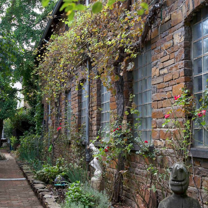 Die »Alte Abfüllhalle Pauly Rath« in Hatzenport ist eine der Festivalkulissen des Moselmusikfestivals 2025.