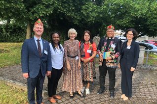 Bei der Kreissynode stellten Gäste aus Indonesien gemeinsam mit Pfarrerin Edeltraud Lenz das neue Partnerschaftsprojekt zwischen der Region Palangka Raya der Evangelisch-Reformierten Kirche in Kalimantan (GKE) und dem Kirchenkreis Simmern-Trarbach vor (von rechts): Die Vizepräses der Evangelischen Kirche im Rheinland, Antje Menn, Dekan Ayang Setiawan, seine Frau Ratna, Pfarrerin Edeltraud Lenz, VEM-Pfarrerin Elizabeth Silayo und Superintendent Markus Risch.