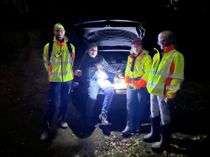 V.l.: Michael Vahnenbruck (Fernpilot), Amys Besitzer mit Amy im Kofferraum, Susanne Lehmann (Hundeführerin) und Claudia Scherz (Hundeführerin).