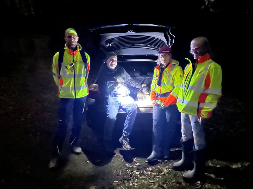 V.l.: Michael Vahnenbruck (Fernpilot), Amys Besitzer mit  Amy im Kofferraum, Susanne Lehmann (Hundeführerin) und Claudia Scherz (Hundeführerin).