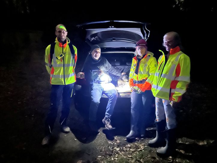 V.l.: Michael Vahnenbruck (Fernpilot), Amys Besitzer mit  Amy im Kofferraum, Susanne Lehmann (Hundeführerin) und Claudia Scherz (Hundeführerin).