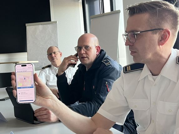 Martin Fehrmann (re.) wirbt dafür, die »Nora«-Notrufapp auf dem Smartphone zu installieren. Neben ihm warben Markus Neuburg, Leiter der Kreisleitstelle, und Peter Jonas, Teamleitung Brandschutz, Hilfeleistung, Katastrophen- und Bevölkerungsschutz beim Kreis Euskirchen, für die 112.