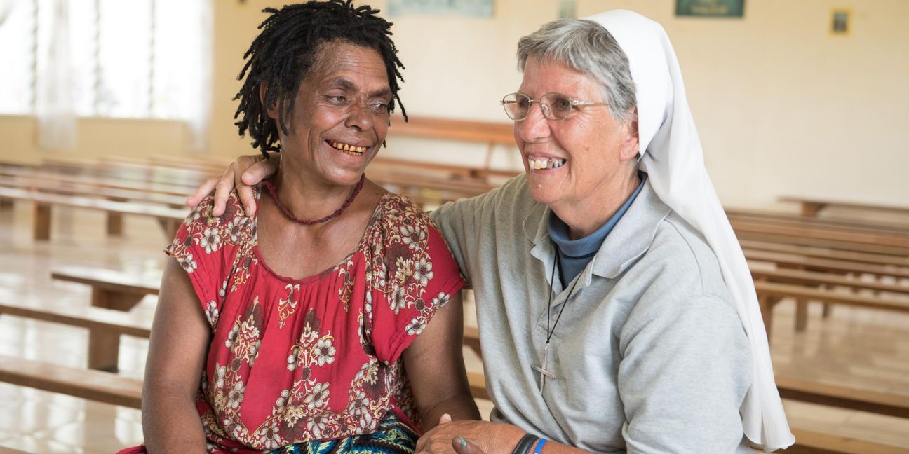 Im Rahmen der Ausstellung kommt die Schweizer Ordensschwester Lorena Jenal (rechts) nach Trier.