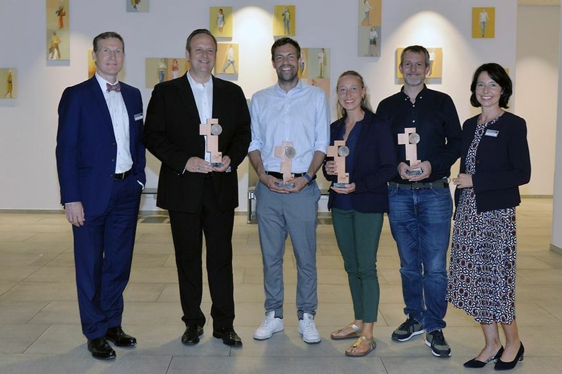 IHK-Hauptgeschäftsführer Michael F. Bayer (l.) und IHK-Präsidentin Gisela Kohl-Vogel (r.) gratulieren den Preisträgern (v.l.) Frank Kolvenbach, Geschäftsführer Papstar Solutions GmbH, Michael Koller, Geschäftsführer Pro Pet Koller GmbH &amp; Co. KG, Dr. Martha Groth, Referentin Nachhaltigkeit und Fachärztin für Innere Medizin im Luisenhospital Aachen sowie Axel Störzner, Nachhaltigkeitsmanager Walbert-Schmitz GmbH &amp; Co. KG.