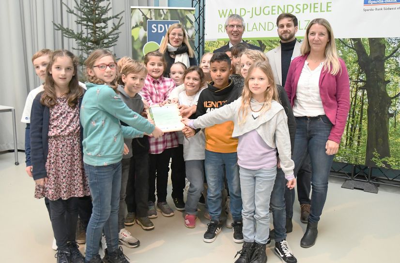 Die Siegerklasse 4c der Soonwaldschule Gemünden bei der Preisverleihung in Mainz.