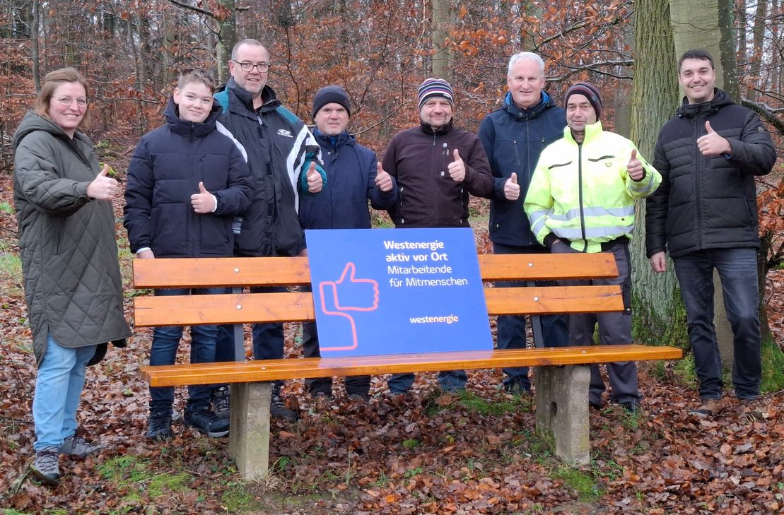 Das tatkräftige Helferteam präsentiert stolz die neuen Sitzbänke entlang der Traumschleife Morshausen.
