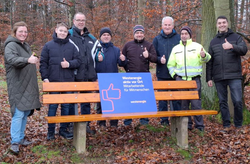 Das tatkräftige Helferteam präsentiert stolz die neuen Sitzbänke entlang der Traumschleife Morshausen.