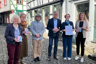 Vertreter aus Handwerkskunst, ISG Monschau, Unternehmertum und Stadt Monschau freuen sich auf die zweite »mon-textil-schau«, die am Wochenende in die Altstadt lockt.