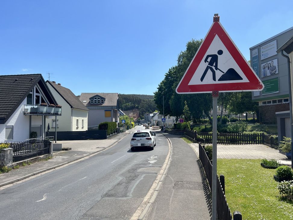 Baustelle an der Hindenburgstraße in Kall: Ab 21. Mai wird die Straße wegen Brücken- und Straßenbauarbeiten für über ein Jahr gesperrt.