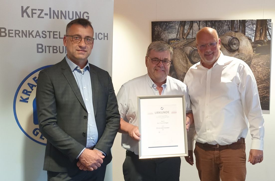 Karl Hans Kröfges (Mitte) freut sich über seine Ernennung als Ehrenobermeister. Es gratulierten Obermeister Rainer Ferres (links) und Hauptgeschäftsführer Dirk Kleis.