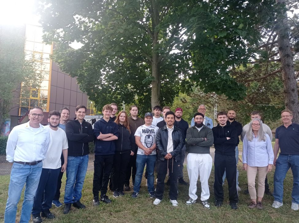 Gemeinsames Frühstück für den Nachwuchs: Die Elektro-Innung Ahrweiler hieß ihre neuen Auszubildenden in der BBS Bad Neuenahr willkommen.