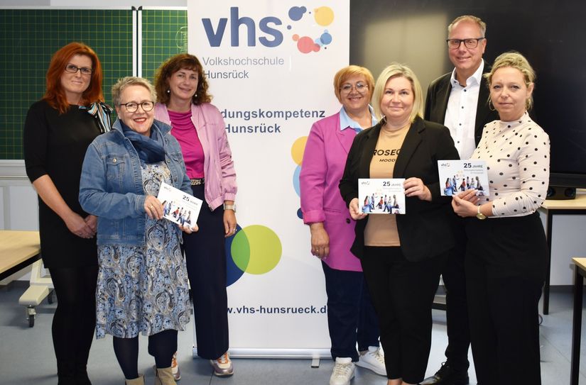 Peter Müller tauscht sich mit dem Team der VHS Hunsrück in der Geschäfstslle aus (v.l.): Marzena Hintz-Moscinska, Astrid Beitz, Sandra Mischker, Marina Schönfeld, Olga Mühlbach und Monika Cichosziert. Es fehlen Mona Förster und Rosita Heyer.