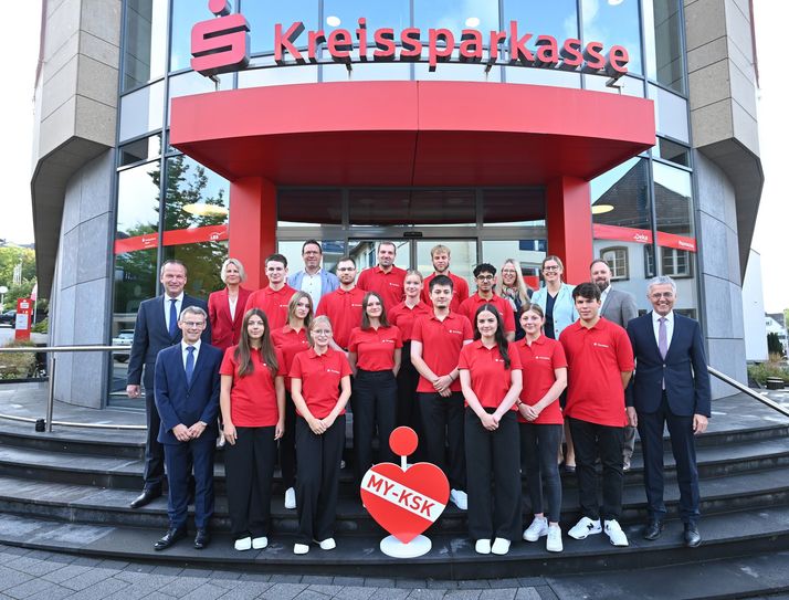 Die neuen Auszubildenden der KSK Mayen wurden begrüßt: Ab 4. von links in den roten Outfits:  Zoi Strauss, Lennard Freund, Noemi Frei, Helena Goehring, Kirill Schmidt, Larissa Milchin, Jan Fischer, Hannah Ternes, Noah Grysar, Julius Petry, Eileen Hass, Kirilos Hanna Tamer, Sophia Laux und Ben Mombauer .