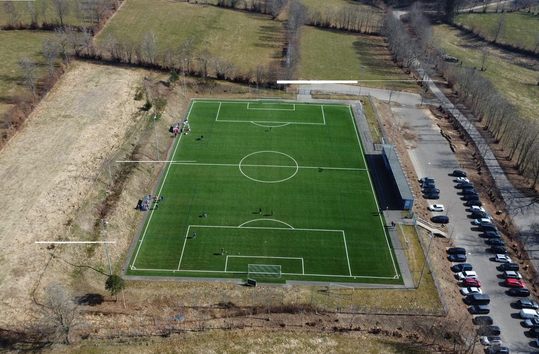 Der Kunstrasenplatz in Eicherscheid ist erneuert und wird am 31. August offiziell eröffnet - mit dem Derby der Germania-Bezirksligisten gegen FC13 Roetgen. Und nicht nur auf dem Platz, sondern auch ringsherum wurde eifrig gearbeitet, um das Gelände auf Vordermann zu bringen.