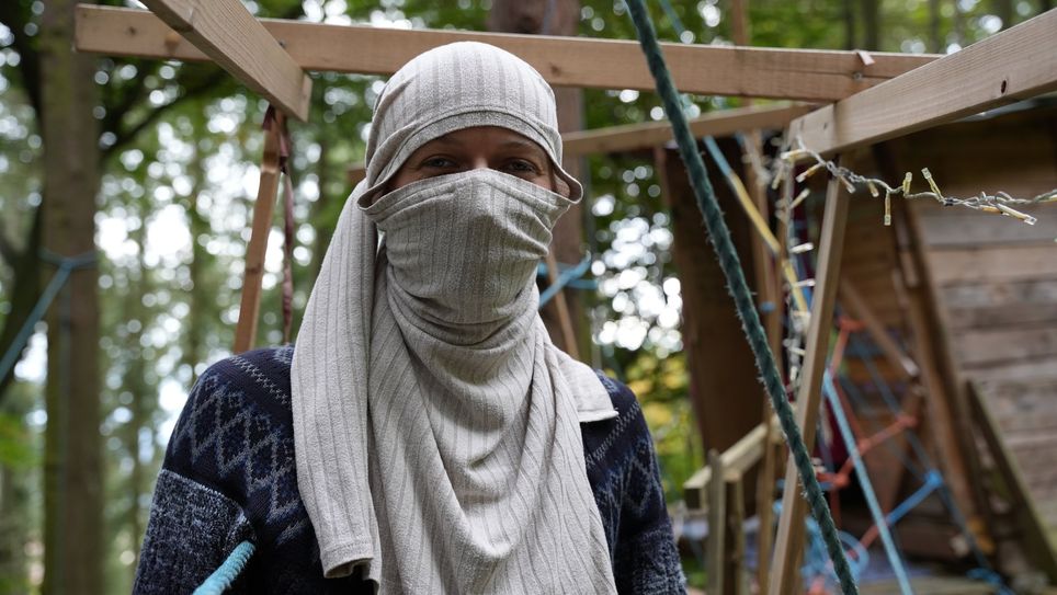 Ziel der Aktivisten ist es, den Bau der geplanten vierspurigen Bundesstraße „Moselaufstieg / Westumfahrung Trier“ zu verhindern und den Wald zu erhalten.