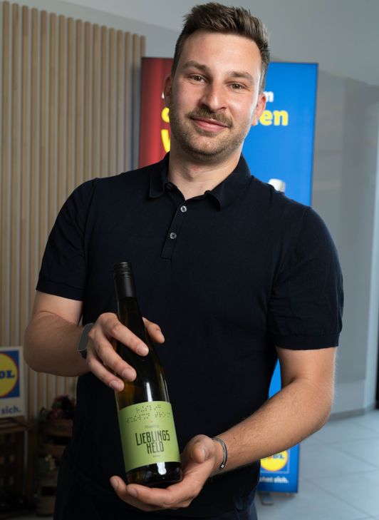 Der Siegerwein der DRK-Sozialwerk Bernkastel-Wittlich gGmbH (Mosel) überzeugte nicht nur mit einem mineralisch-frischen Riesling, sondern auch durch ein im Weinhandel bisher einzigartiges Zeichen für Barrierefreiheit: Durch die Integration von Blindenschrift (Braille) in das Weinetikett wird echter Genuss erstmals für jeden fühlbar und zugänglich gemacht.