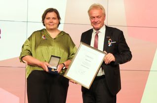 Bundeslandwirtschaftsminister Alois Rainer zeichnet die Wittlicherin Magdalena Zelder in Berlin aus.