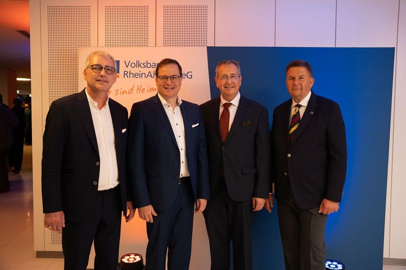 V. l.: Sascha Monschauer (Vorstandsvorsitzender der Volksbank RheinAhrEifel eG), Vorstandsmitglied Markus Müller, Karl-Heinz Krämer (Aufsichtsratsvorsitzender) und Christoph A. Parbel (Stellvertretender Aufsichtsratsvorsitzender) bei der Vertreterversammlung der Volksbank RheinAhrEifel eG in der Rhein-Mosel Halle, Koblenz.