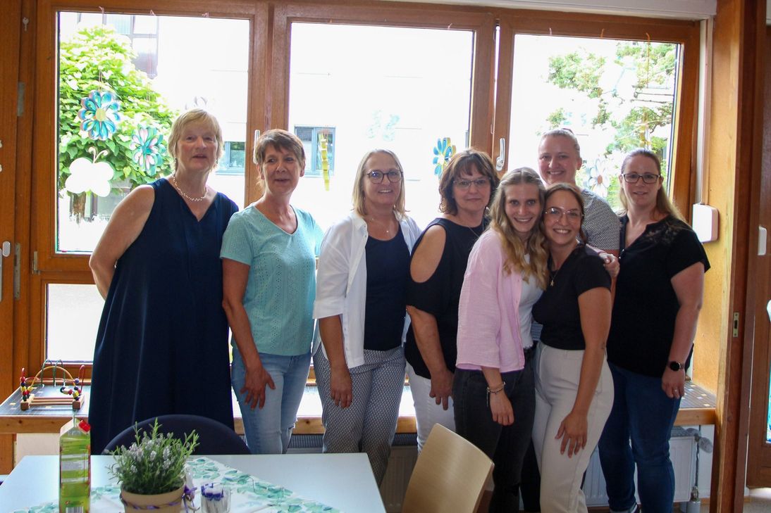 v.l.n.r.: Das Team der Kita (Elisabeth LaChance, Heike Zunker, Ines Gerlach, Ramona Los-
brand, Elena Ernst, Anna Mushake, Charleen Osada, Anne-Marie Roth)