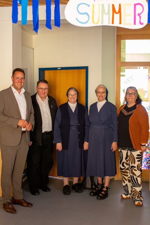 v.l.n.r.: Verbandsbürgermeister Marcus Konrad, Pastor Stephan Gerber, Oberin Schwester Christine, die ehemalige Einrichtungsleiterin Schwester Hedwig, Stellv. Einrichtungsleiterin Bernhilde Schommer