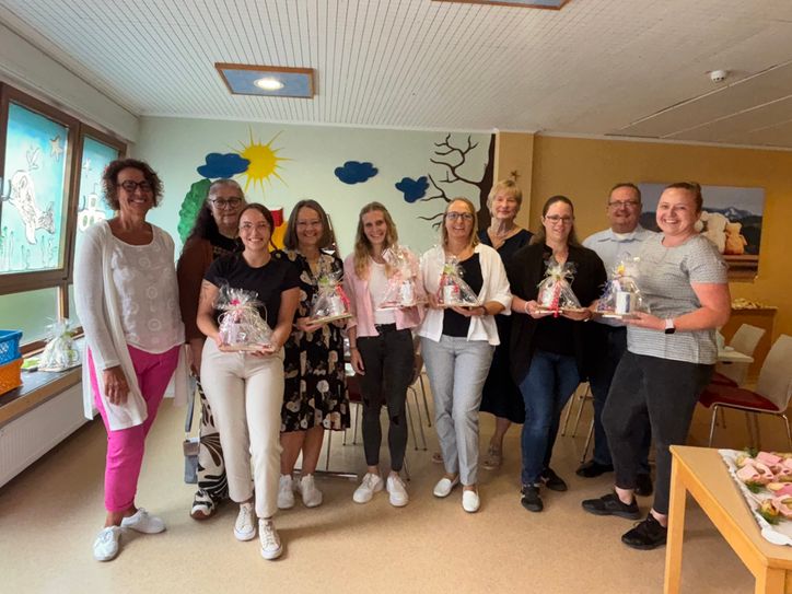 v.l.n.r: Bereichsleiterin Anne Fritzen, Bereichsleiterin Bernhilde Schommer, Charleen Osada, Lydia Erschow, Elena Ernst, Ines Gerlach, Elisabeth LaChance, Anne-Marie Roth, Einrichtungsleiter Michael Puhl, Anna Mushake