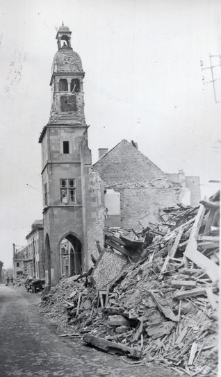 Zerstörtes Rathaus in Zülpich, hier im Frühjahr 1945.