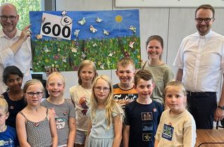 Stellvertretend für 42 Kommunionkinder überbrachten sie die 600 Euro starke Spende aus Roetgen und Rott an den Koordinierungskreis für trauernde Kinder und Jugendliche um Luisa Kolkenbrock (hinten, 2.v.r.).