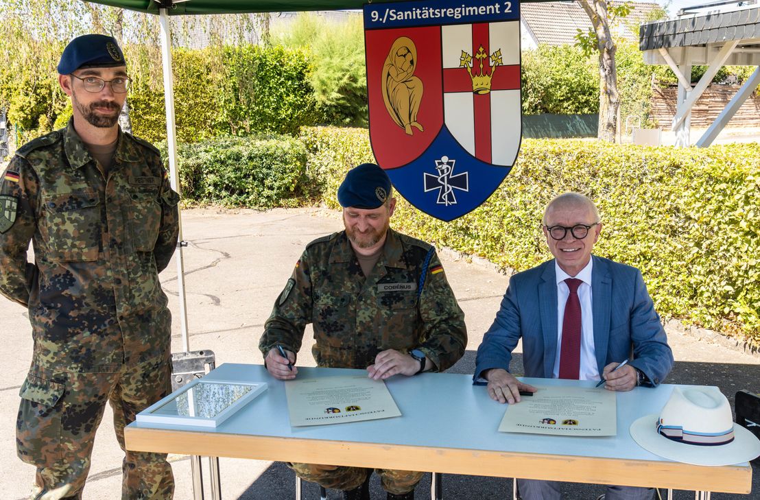 Feierliche Unterzeichnung der Patenschaftsurkunden (von links) Oberfeldarzt Lars Pestner, Kompaniechef Hauptmann Ingo Cobénus sowie Boppards Bürgermeister Jörg Haseneier.