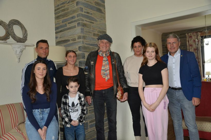 Die sechsköpfige Familie Nießen aus Kesternich wurde Opfer eines Zimmerbrandes und sucht dringend eine Wohnung - Nachbar und Bürgermeister Bernd Goffart (r.) hat seine Unterstützung zugesagt. Peter Borsdorff (Bildmitte) überbrachte nun aufmunternde Geldgeschenke an die vier Kinder.