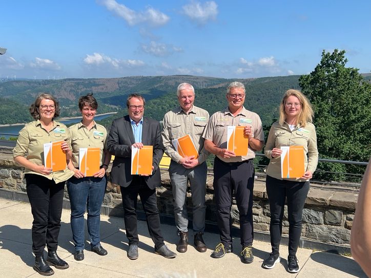 Spannende Daten aus Nordrhein Westfalens einzigem Nationalpark präsentierte NRW-Umweltminister Oliver Krischer (3.v.l.) und die Nationalparkverwaltung Eifel im Rahmen der Jahrespressekonferenz. Foto: T. Förster