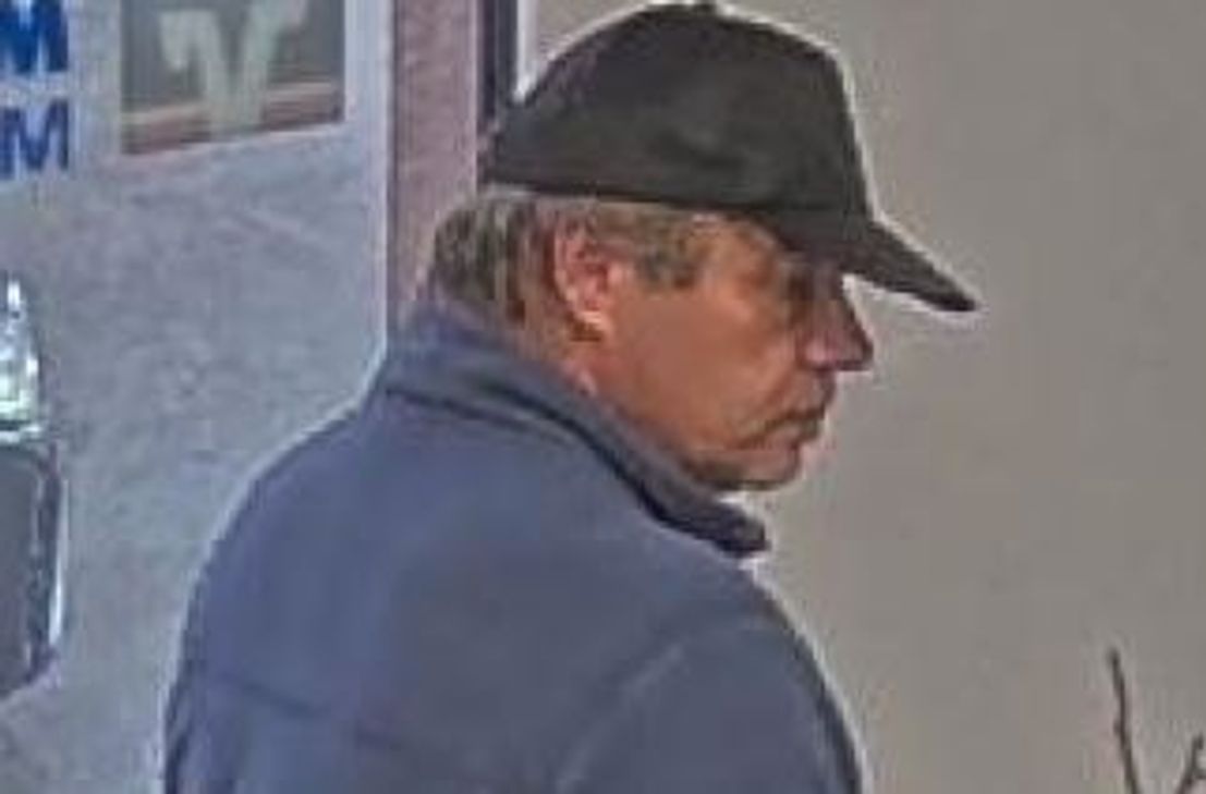 Die Polizei bittet um Hinweise zu diesem circa 50- bis 65-jährigen Mann, der am 1. Juli die Volksbank in Gensingen überfallen hat.