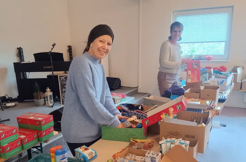 Hier im Bild packen Claudia Hupperts aus Niederprüm und Linda Bachels aus Schloßheck Geschenkpäckchen, die inzwischen schon auf dem Weg nach Osteuropa sind.