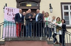 Schlüsselübergabe in Sankt Goar (v.l.n.r.): Bürgermeister Falko Hönisch, Dr. Volker Enkelmann, Sven Stimac und Mitarbeitende der BUGA gGmbH.