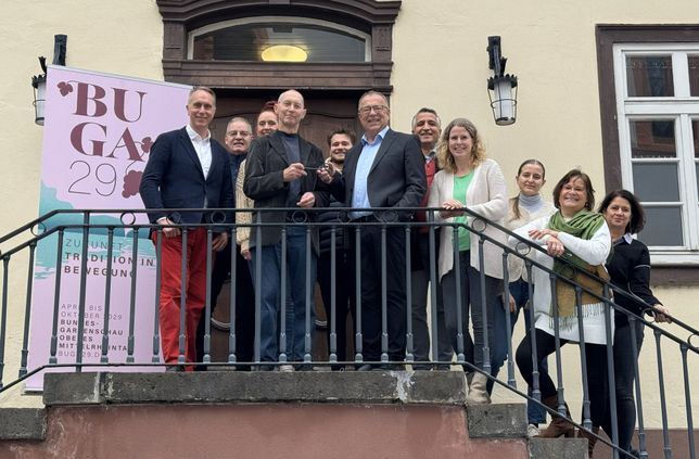Schlüsselübergabe in Sankt Goar (v.l.n.r.): Bürgermeister Falko Hönisch, Dr. Volker Enkelmann, Sven Stimac und Mitarbeitende der BUGA gGmbH.