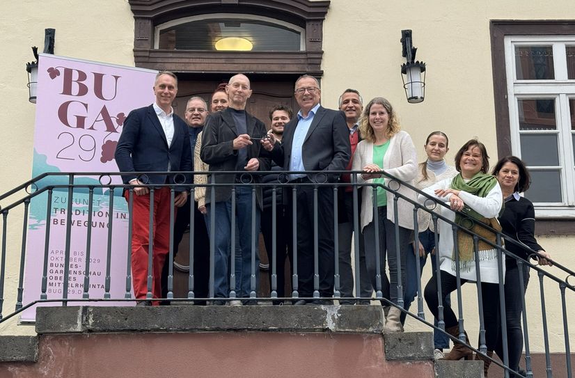Schlüsselübergabe in Sankt Goar (v.l.n.r.): Bürgermeister Falko Hönisch, Dr. Volker Enkelmann, Sven Stimac und Mitarbeitende der BUGA gGmbH.
