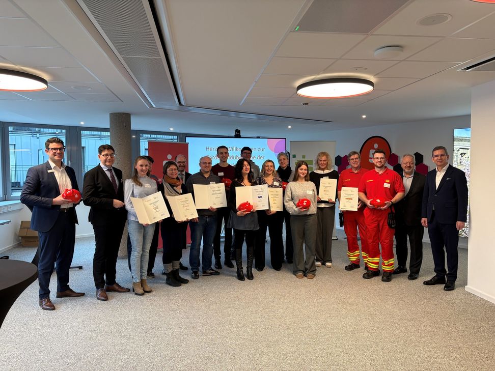 Thomas Hirsch, Präsident des Sparkassenverbands Rheinland Pfalz, Patric Fedlmeier, stellvertretender Vorstandsvorsitzender der Provinzial und Peter Späth, Vorstandvorsitzender der Sparkasse Trier übergeben die Fördergelder an mehrere Vereine in Trier.