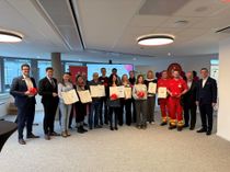 Thomas Hirsch, Präsident des Sparkassenverbands Rheinland Pfalz, Patric Fedlmeier, stellvertretender Vorstandsvorsitzender der Provinzial und Peter Späth, Vorstandvorsitzender der Sparkasse Trier übergeben die Fördergelder an mehrere Vereine in Trier.