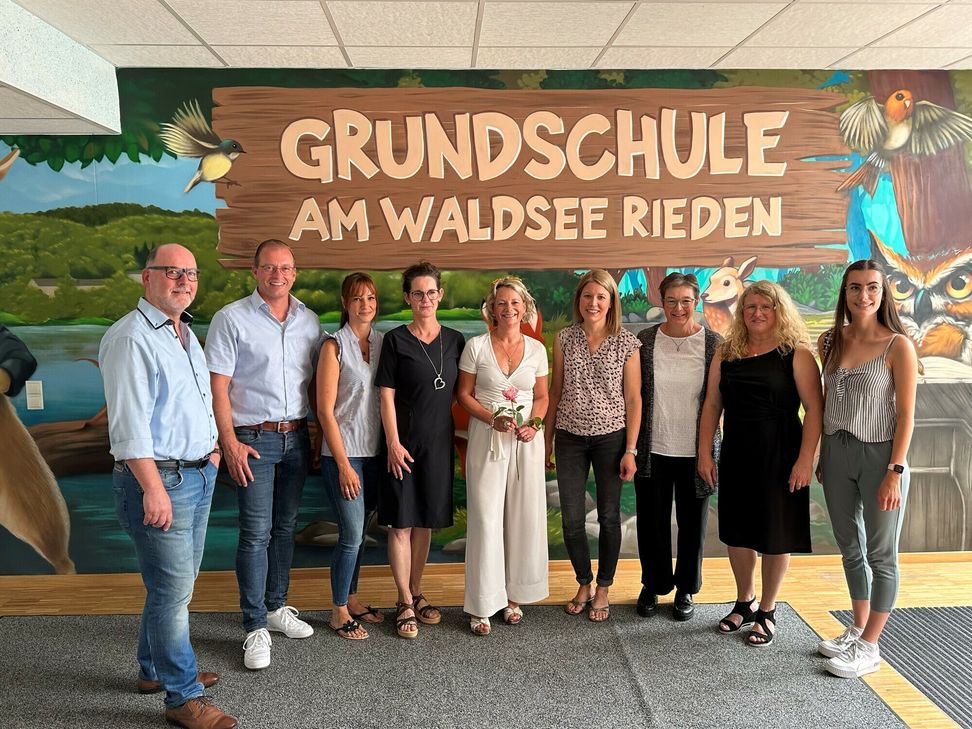 Anke Groß (Mitte) im Kreis ihrer ehemaligen Kolleginnen und Riedens Ortsbürgermeister Andreas Doll (links) sowie VG-Bürgermeister Jörg Lempertz