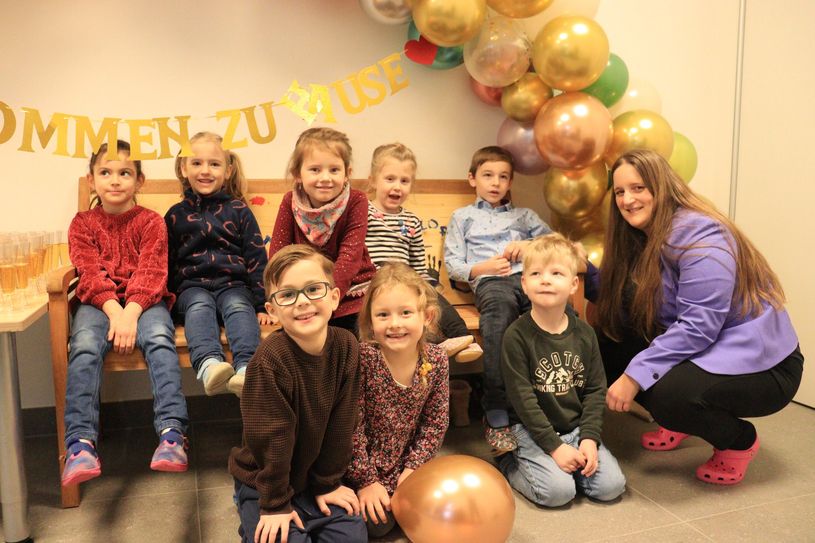 Die Kita-Kinder in Roitzheim und ihre Betreuerin freuen sich in ihrem neuen Zuhause zu sein.