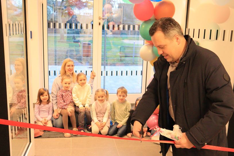 Mit dem symbolischen Durchschneiden des Bandes eröffnete Bürgermeister Sacha Reichelt die Kita in Wißkirchen. Fotos: Tim Nolden / Stadt Euskirchen