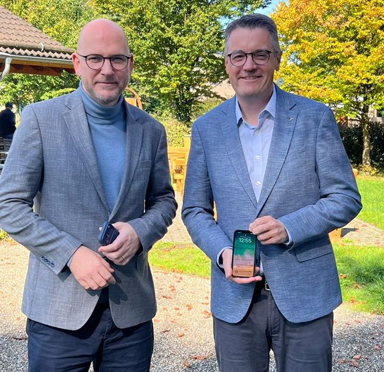 Am Roetgener Pferdeweiher haben Jorma Klauss, Vorsitzender der Konferenz der Hauptverwaltungsbeamten, und Städteregionsrat Dr. Tim Grüttemeier guten Empfang. Doch ein dienstliches Telefonat können die Beiden auf der Fahrt zwischen Roetgener Rathaus und Haus der Städtergion in der kaiserstadt nur mit Sprachstörungen oder gar Unterbrechungen führen.