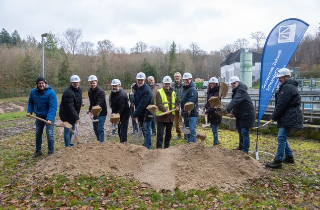 Die Modernisierung der Kläranlage wurde mit dem Spatenstich offiziell eingeleitet.