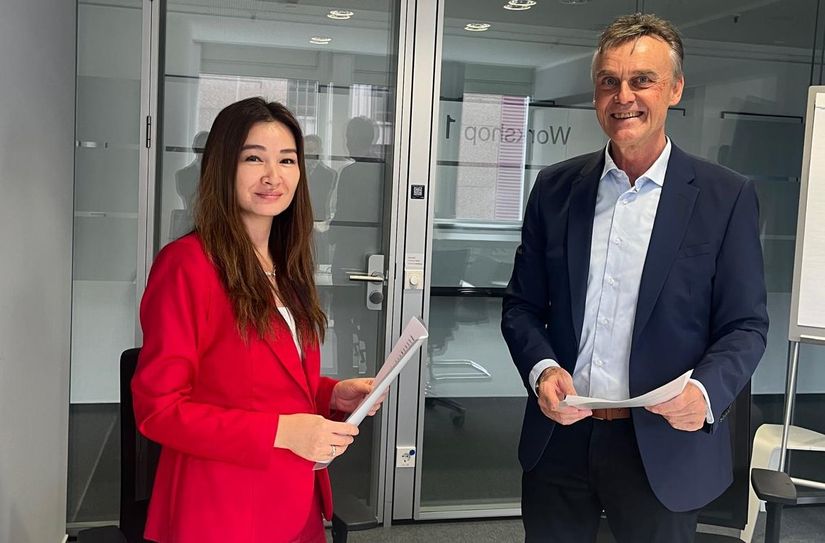 Meruyert Zholdybayeva, General Manager Aktau International Airport (links), und Rüdiger Franke, Geschäftsführer und CEO TRIWO Hahn Airport, nach der Unterzeichnung der Partnerschaft.