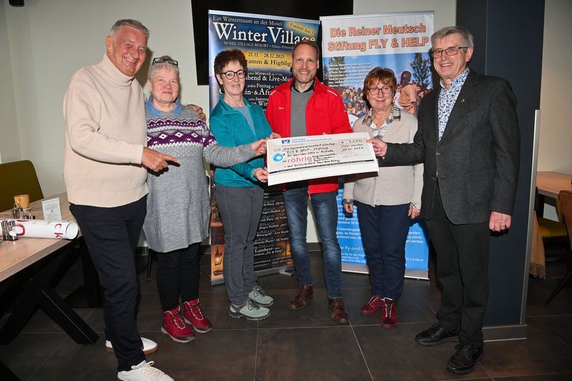 Langjährige Röhrig-Mitarbeiter überreichten einen Scheck in Höhe von 3.250 € an Reiner Meutsch.