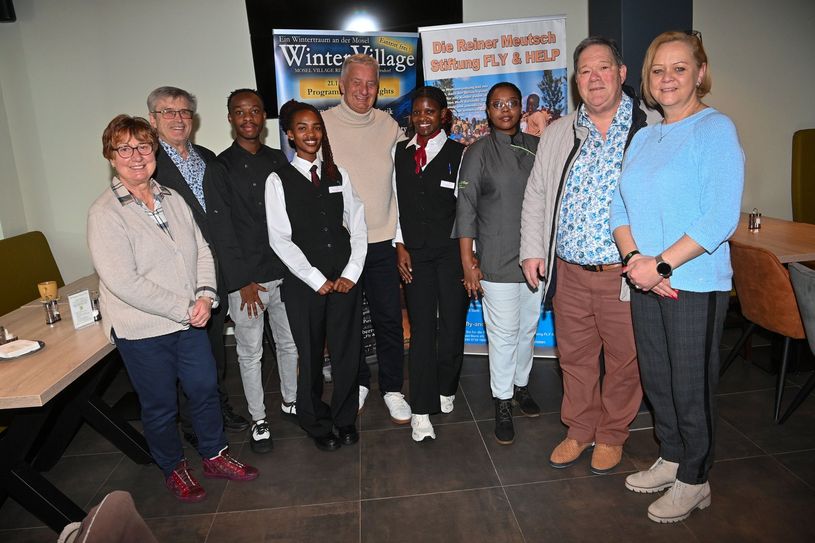 Azubis aus Ruanda, die in den Moselstern Hotels eine Ausbildung erhalten, freuten sich gemeinsam mit Reiner Meutsch , dass eine weitere Schule in ihrem Heimatland errichtet wird.